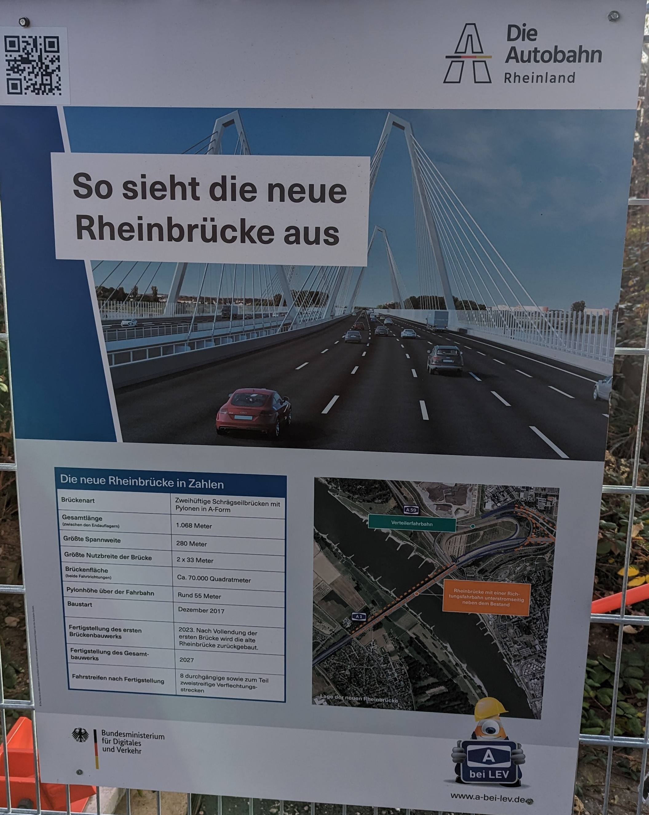Hinweisschild zum Bau der Autobahn nähe der Baustelle am Informationszentrum.